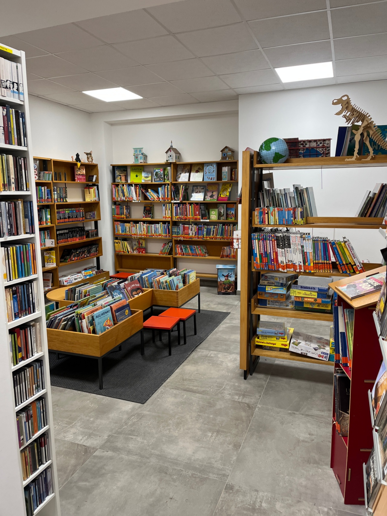 Innenansicht der Bücherei St. Agnes in Angermund