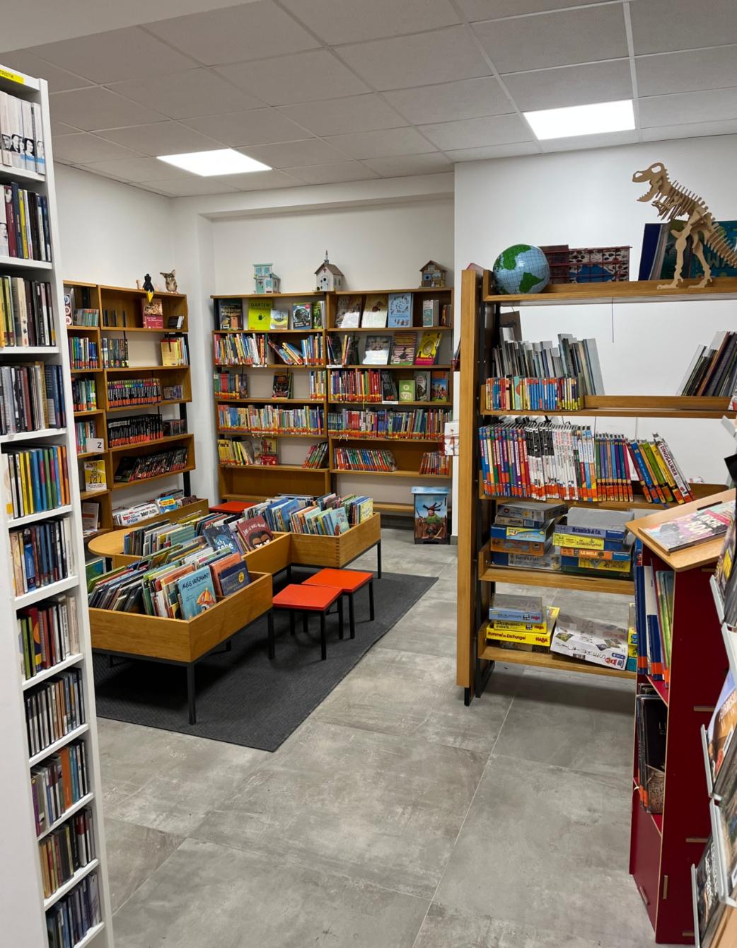 Innenansicht der Bücherei St. Agnes in Angermund