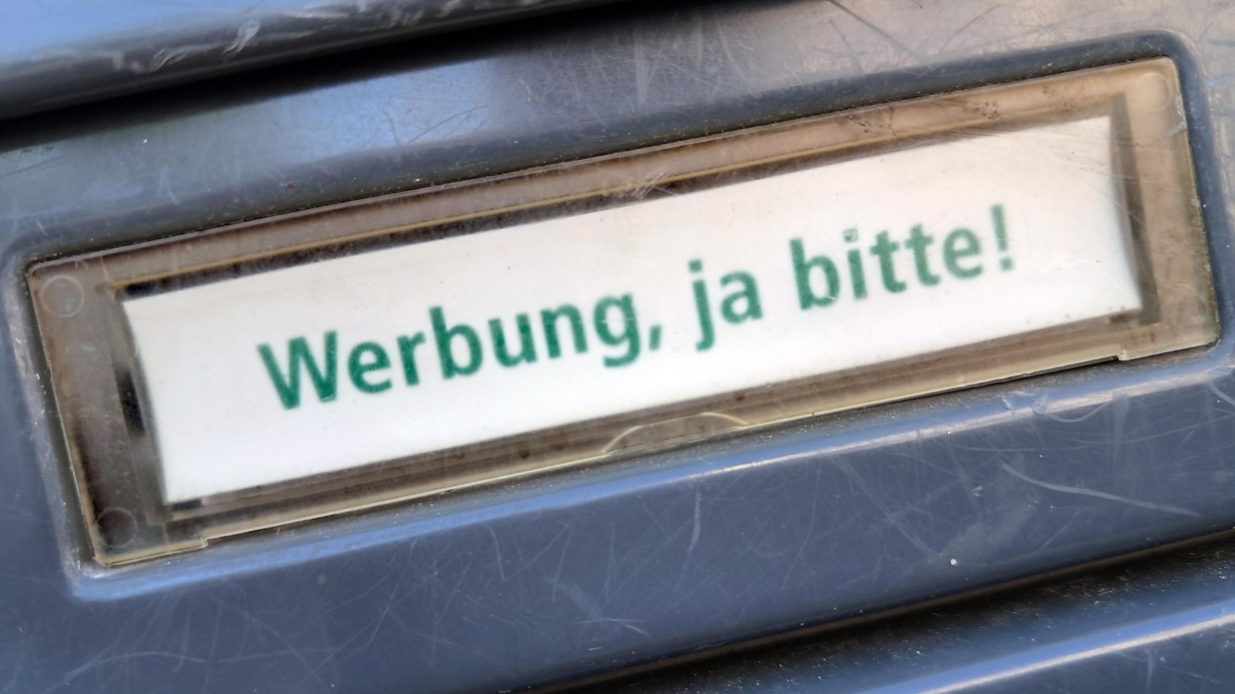 Hier sehen sie eine Klingelschild mit dem Aufdruck: Werbung, ja bitte