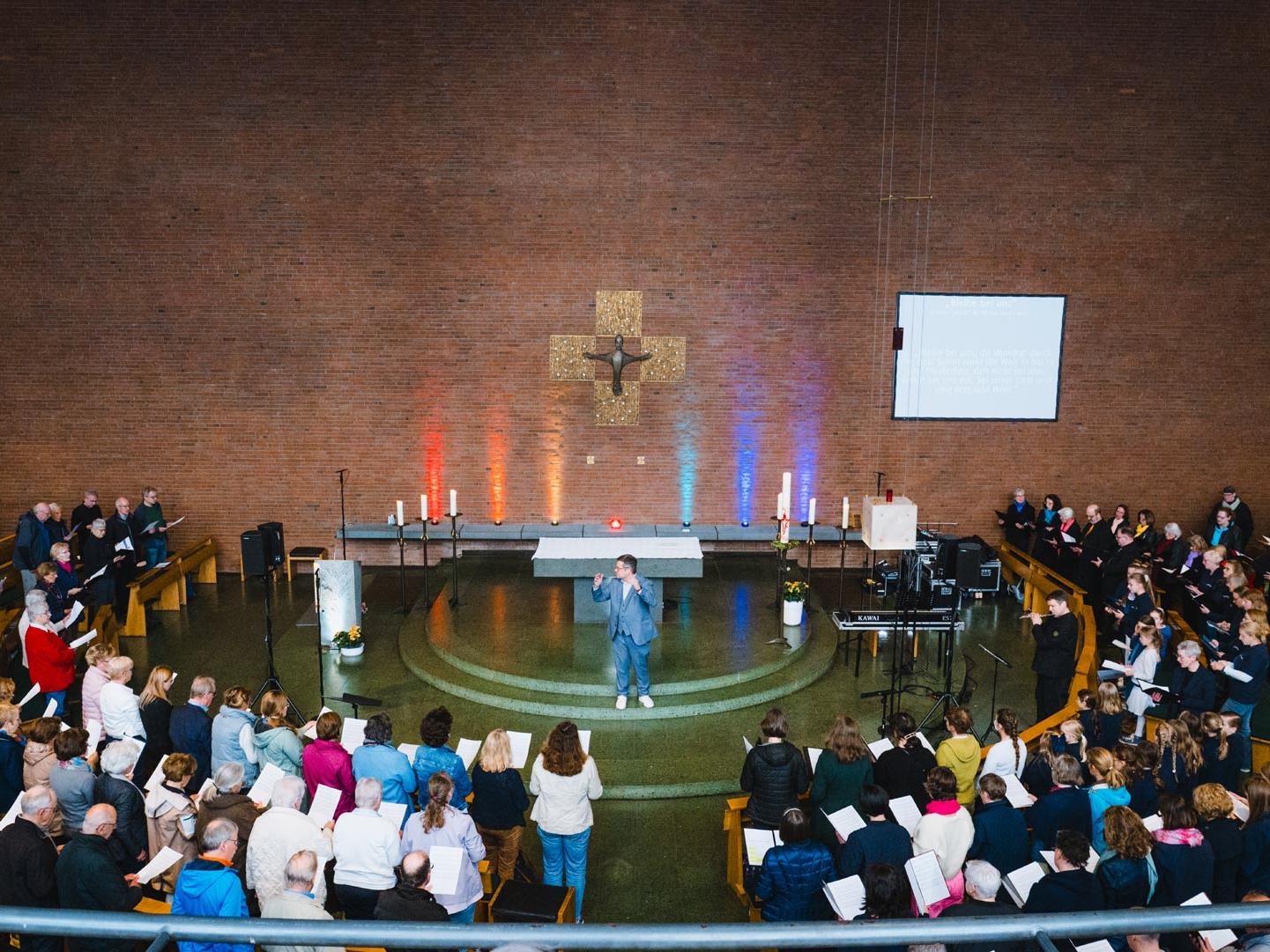 Dies ist die Innenansicht der Kirche Heilige Familie in Stockum