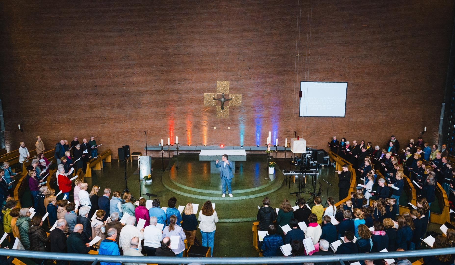 Dies ist die Innenansicht der Kirche Heilige Familie in Stockum