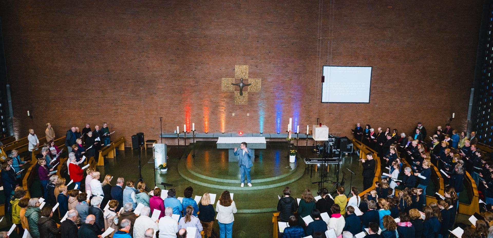 Dies ist die Innenansicht der Kirche Heilige Familie in Stockum