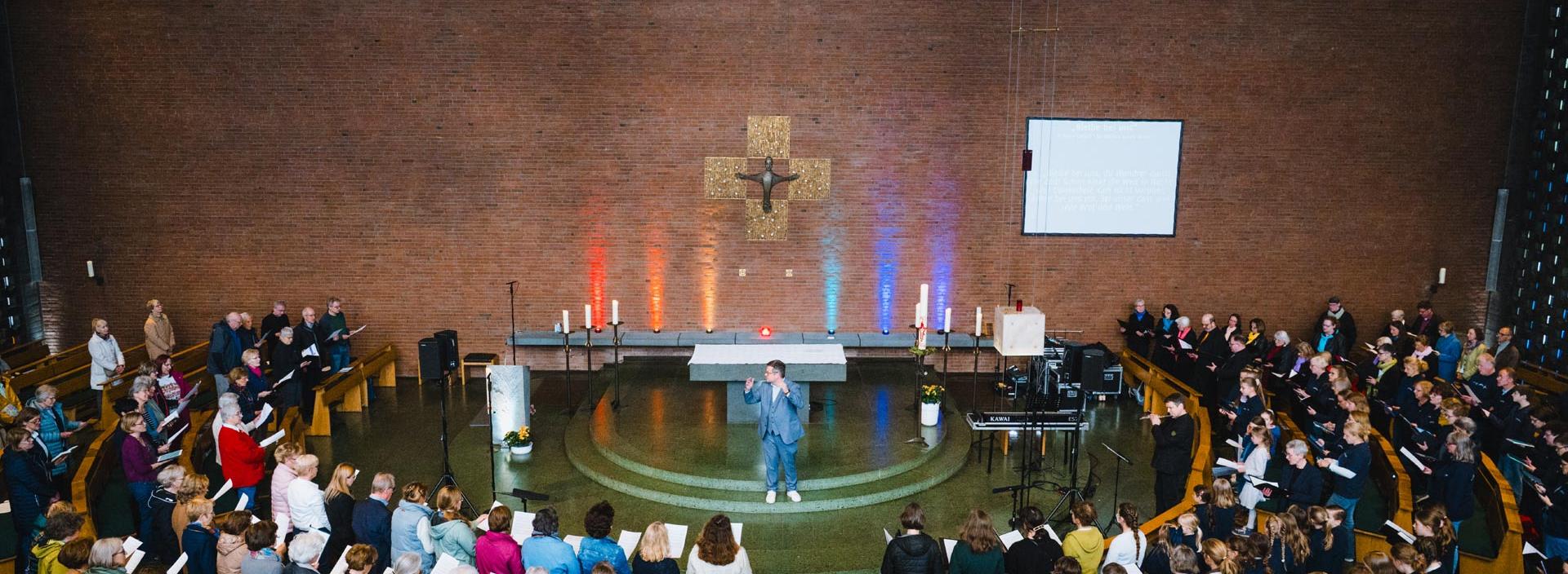Dies ist die Innenansicht der Kirche Heilige Familie in Stockum