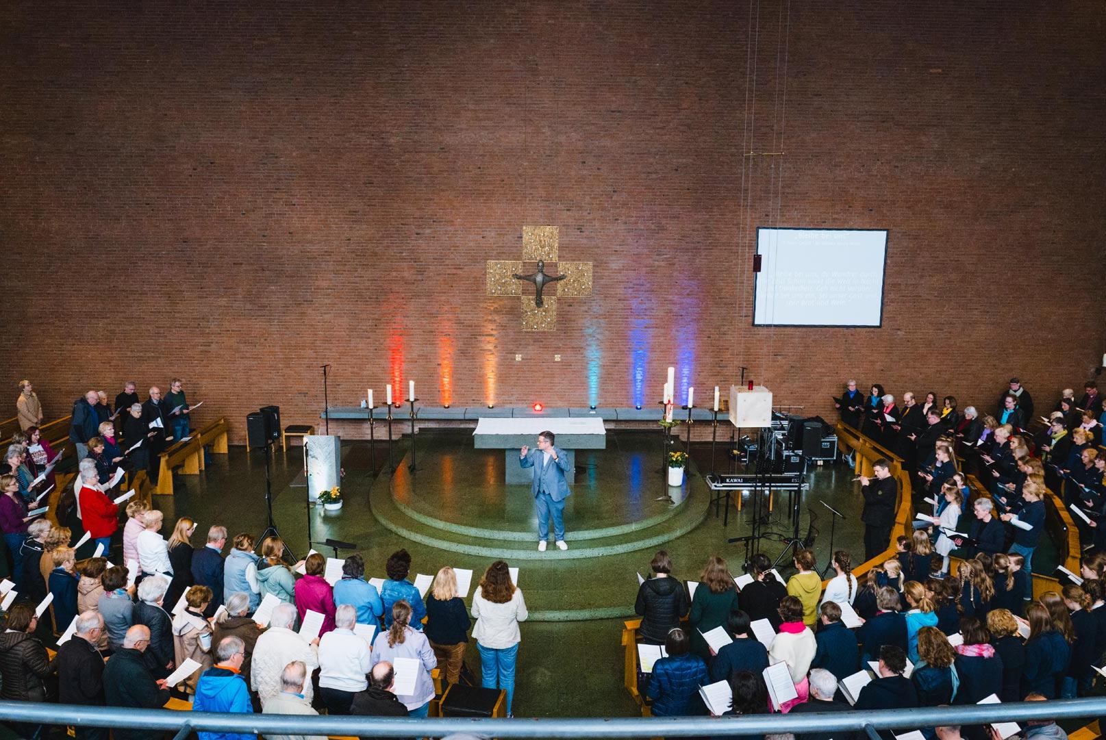 Dies ist die Innenansicht der Kirche Heilige Familie in Stockum