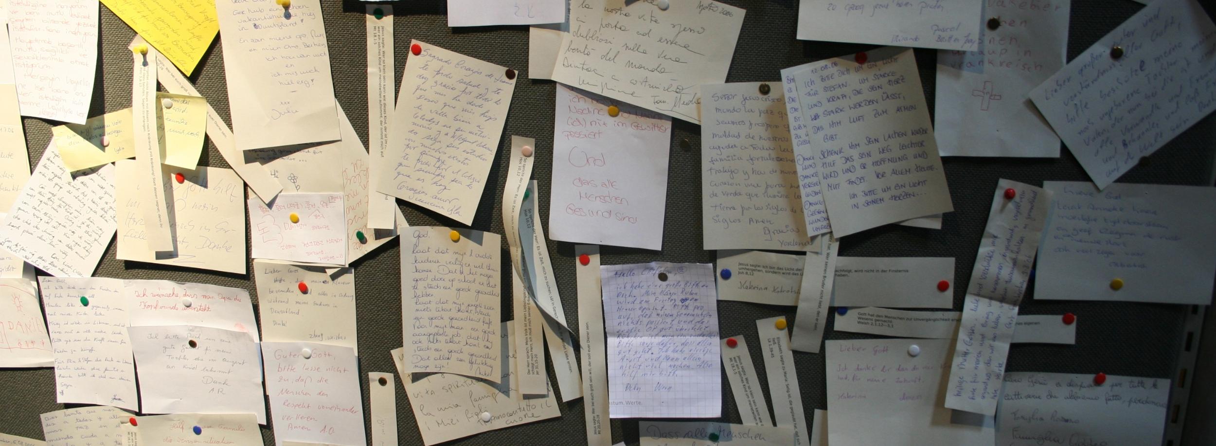 Eine Pinnwand mit vielen gelben Post-its