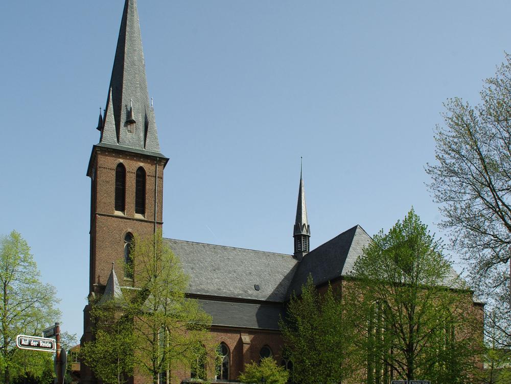 man sieht die Kirche St. Maria unter dem Kreuze von der Seite mit blauem Himmel