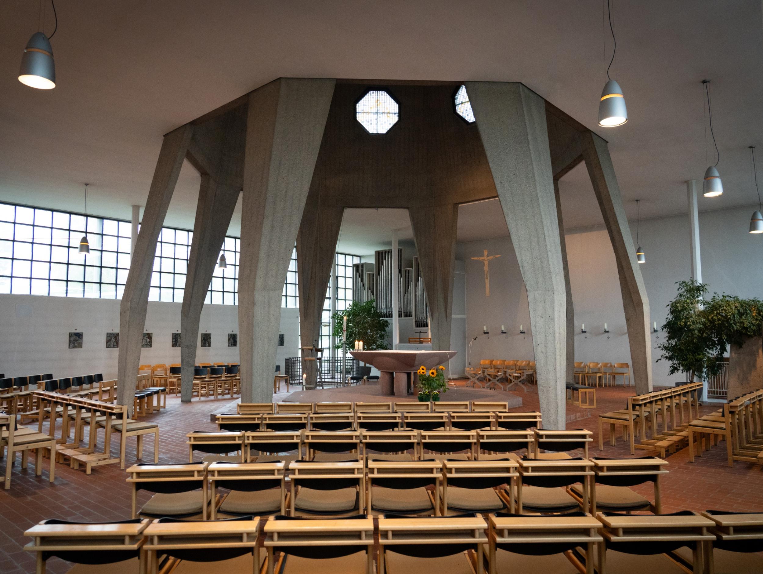 Man sieht den Altarraum