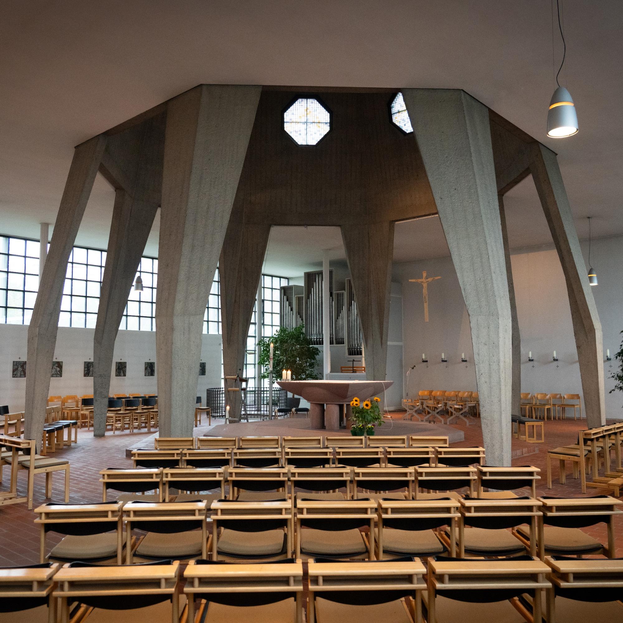 Man sieht den Altarraum