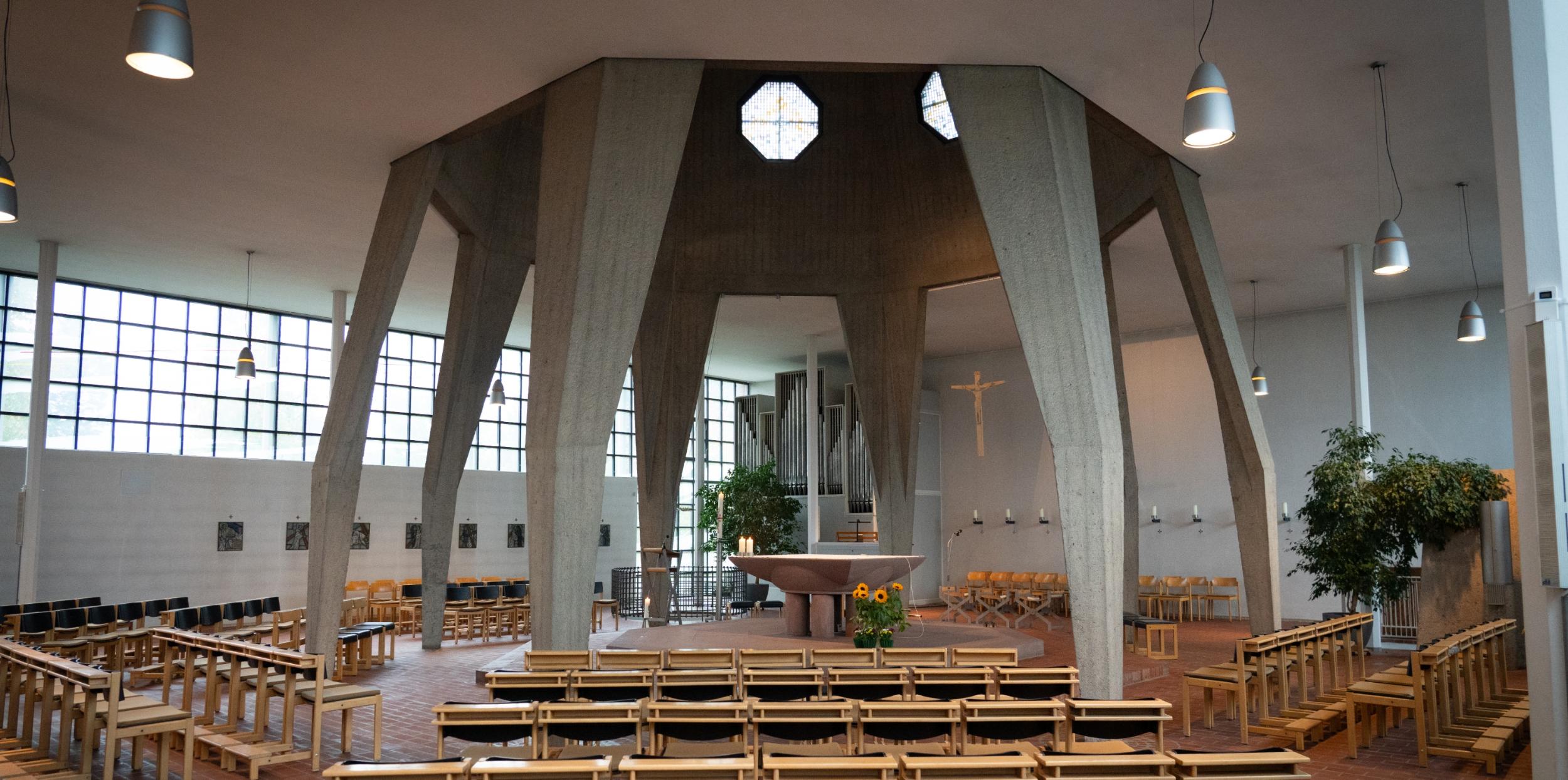 Man sieht den Altarraum