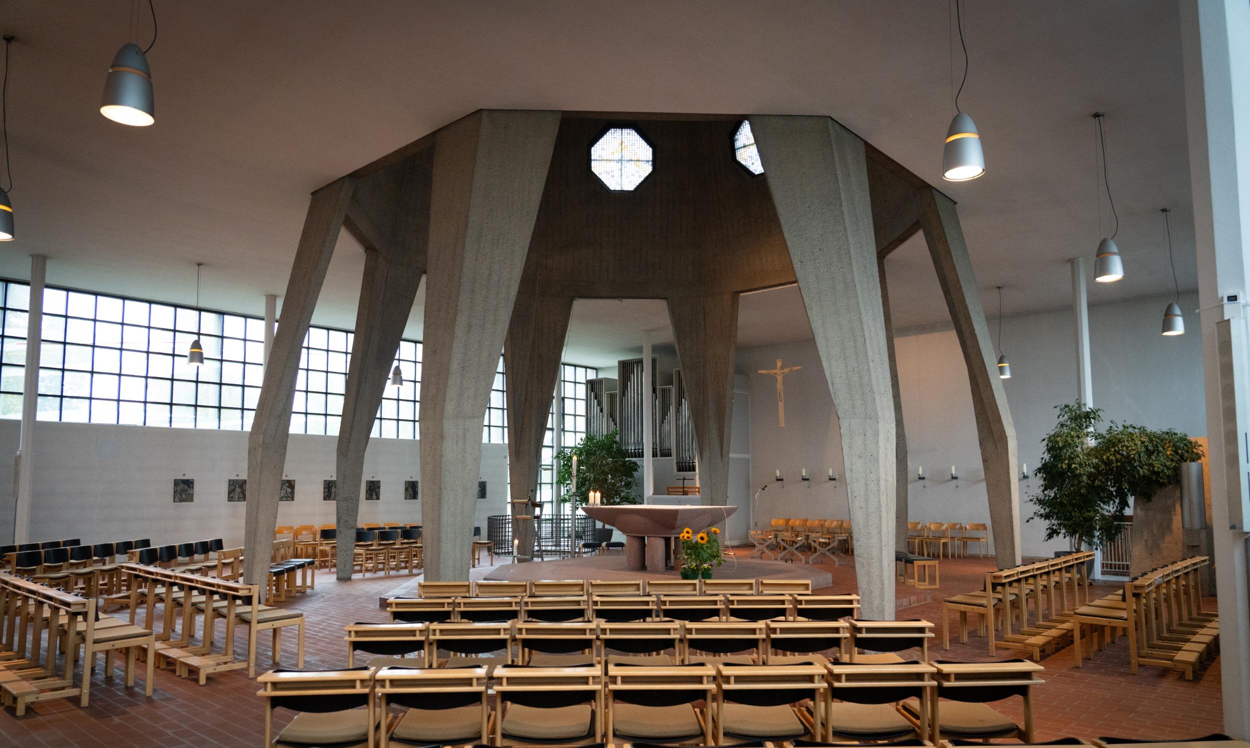 Man sieht den Altarraum