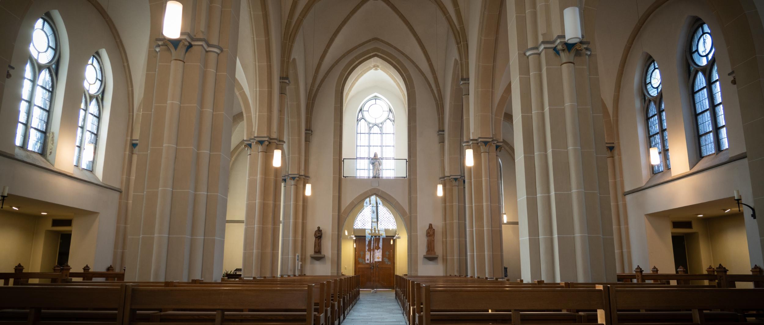 man sieht vom Hauptportal aus das Mittelschiff und am Ende den Altrraum