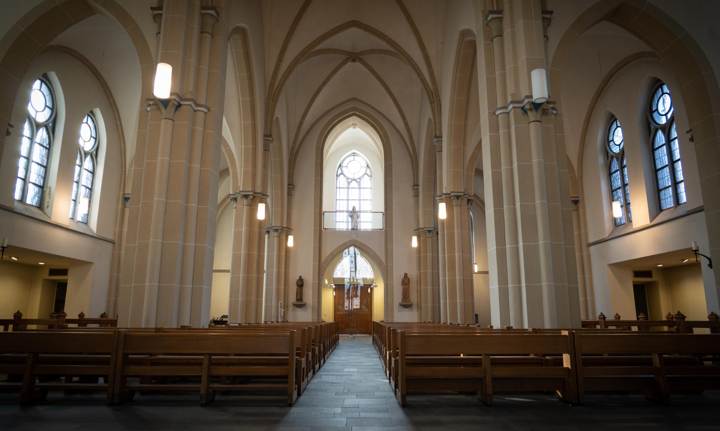 man sieht vom Hauptportal aus das Mittelschiff und am Ende den Altrraum