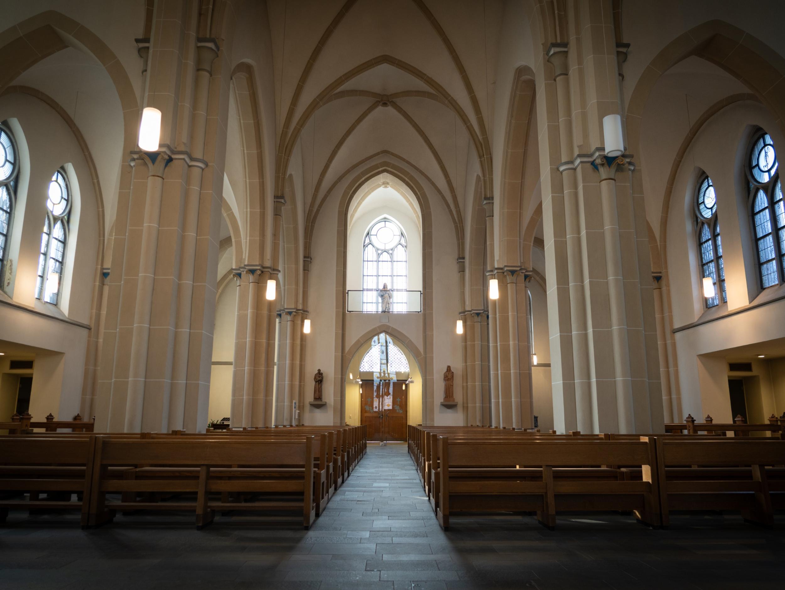 man sieht vom Hauptportal aus das Mittelschiff und am Ende den Altrraum