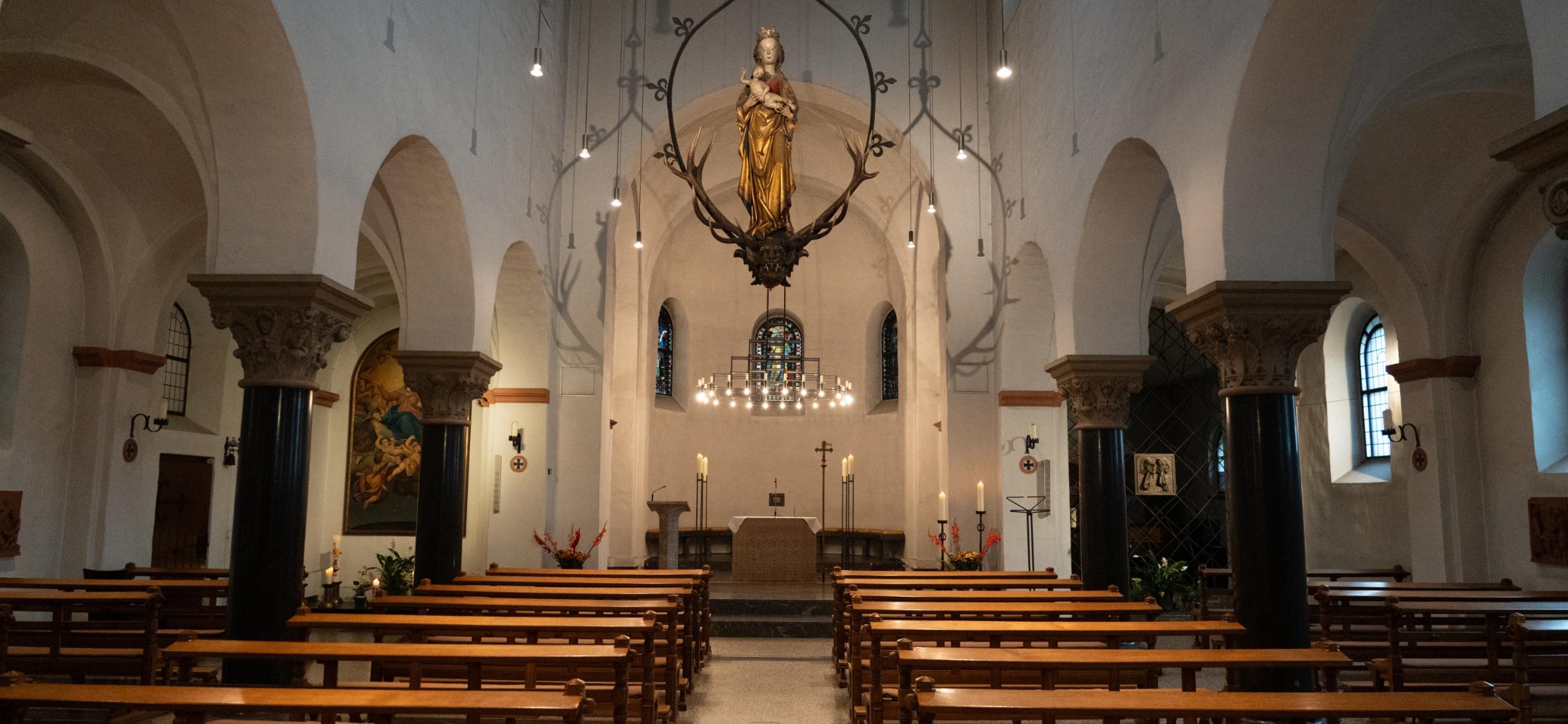 St. Mariä Himmelfahrt vom Hauteingang aus, der Blick geht durchs Kirchenschiff bis zum Altar