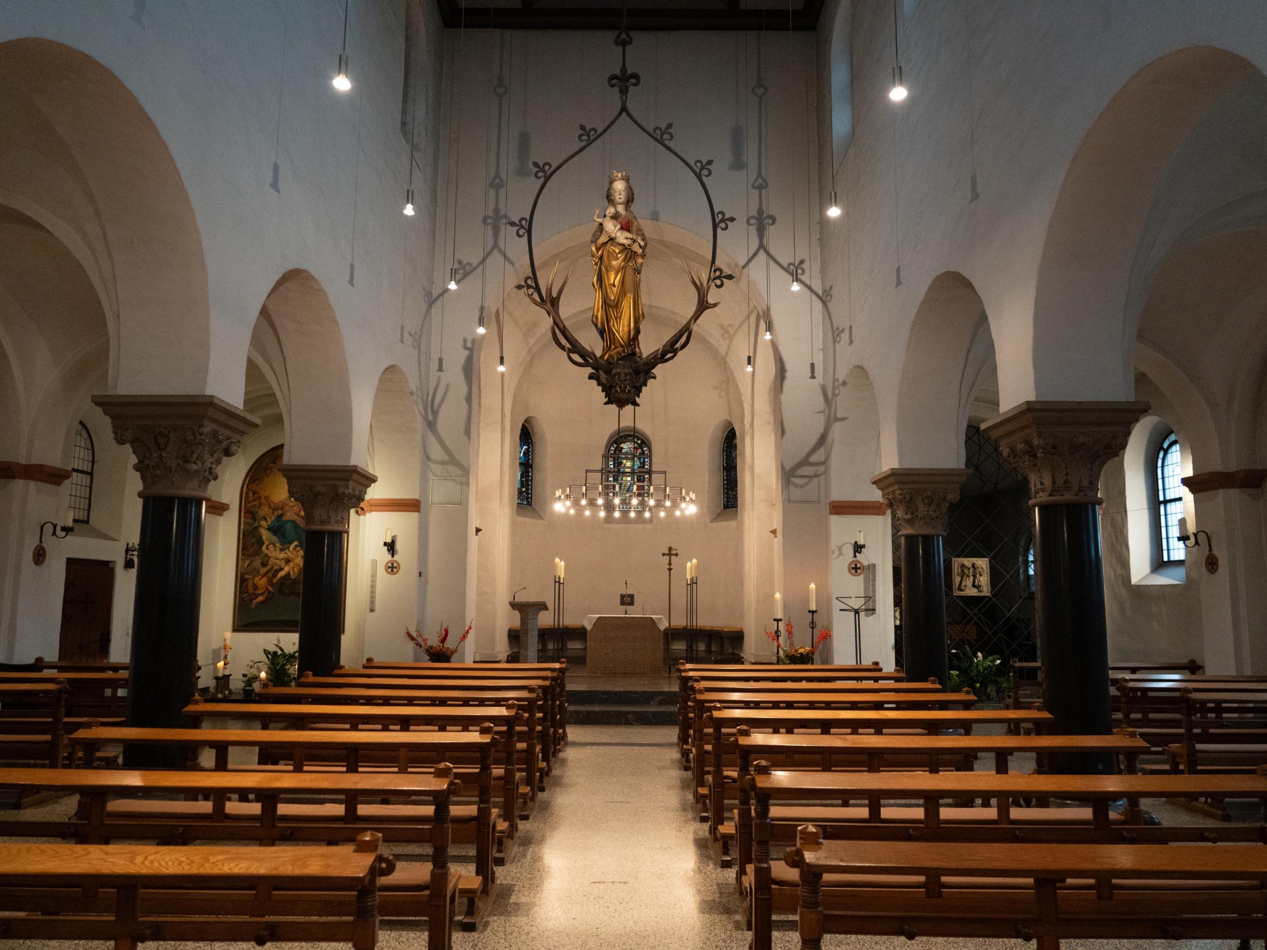 St. Mariä Himmelfahrt vom Hauteingang aus, der Blick geht durchs Kirchenschiff bis zum Altar