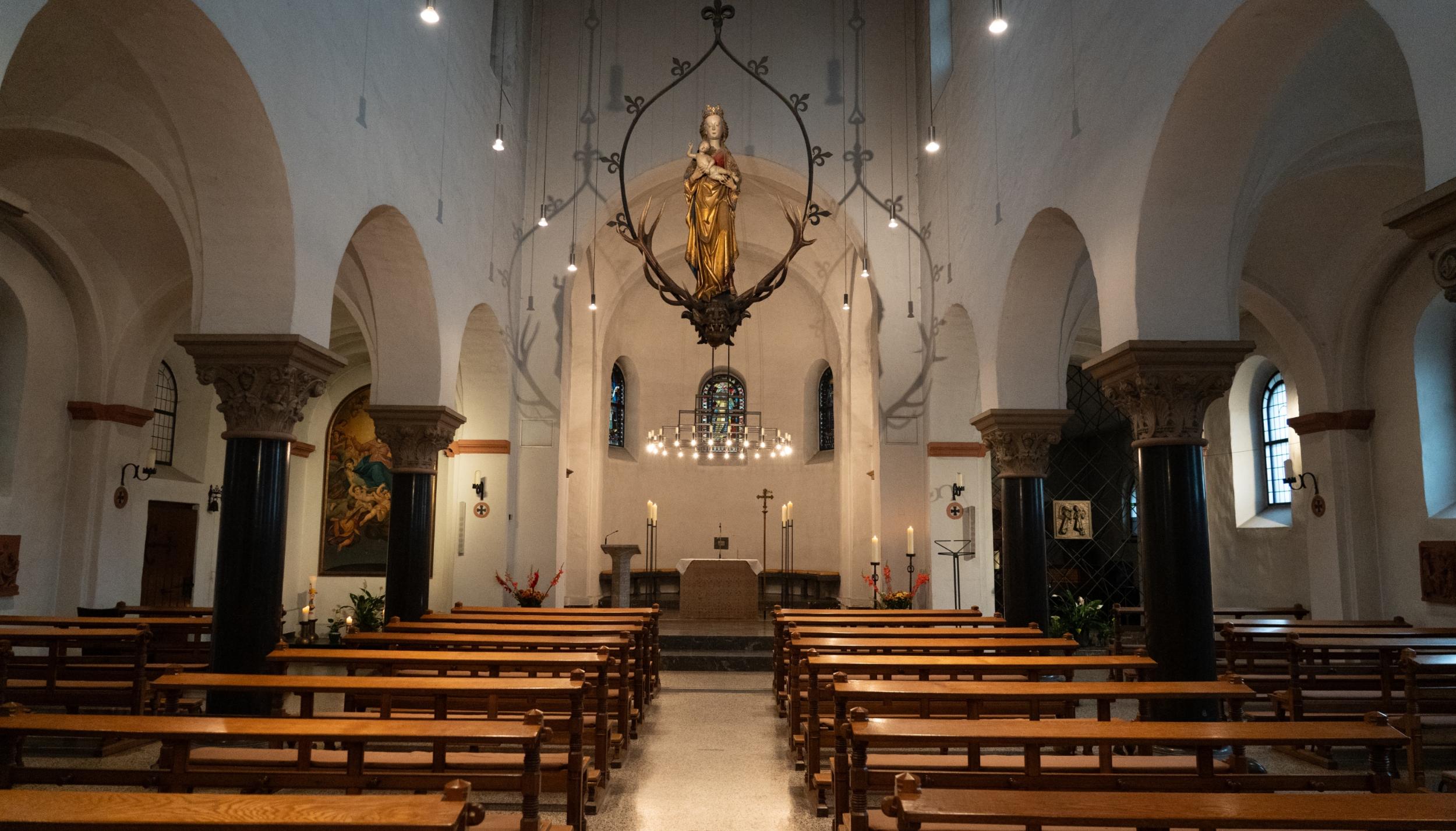 St. Mariä Himmelfahrt vom Hauteingang aus, der Blick geht durchs Kirchenschiff bis zum Altar