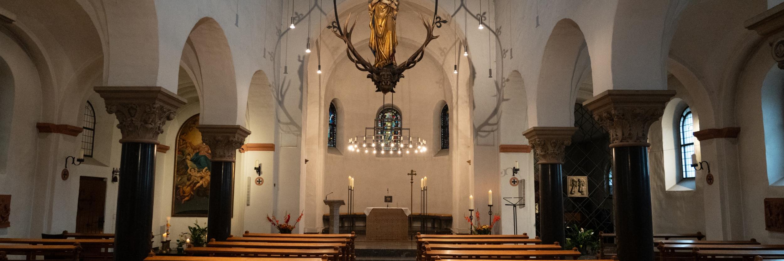 St. Mariä Himmelfahrt vom Hauteingang aus, der Blick geht durchs Kirchenschiff bis zum Altar