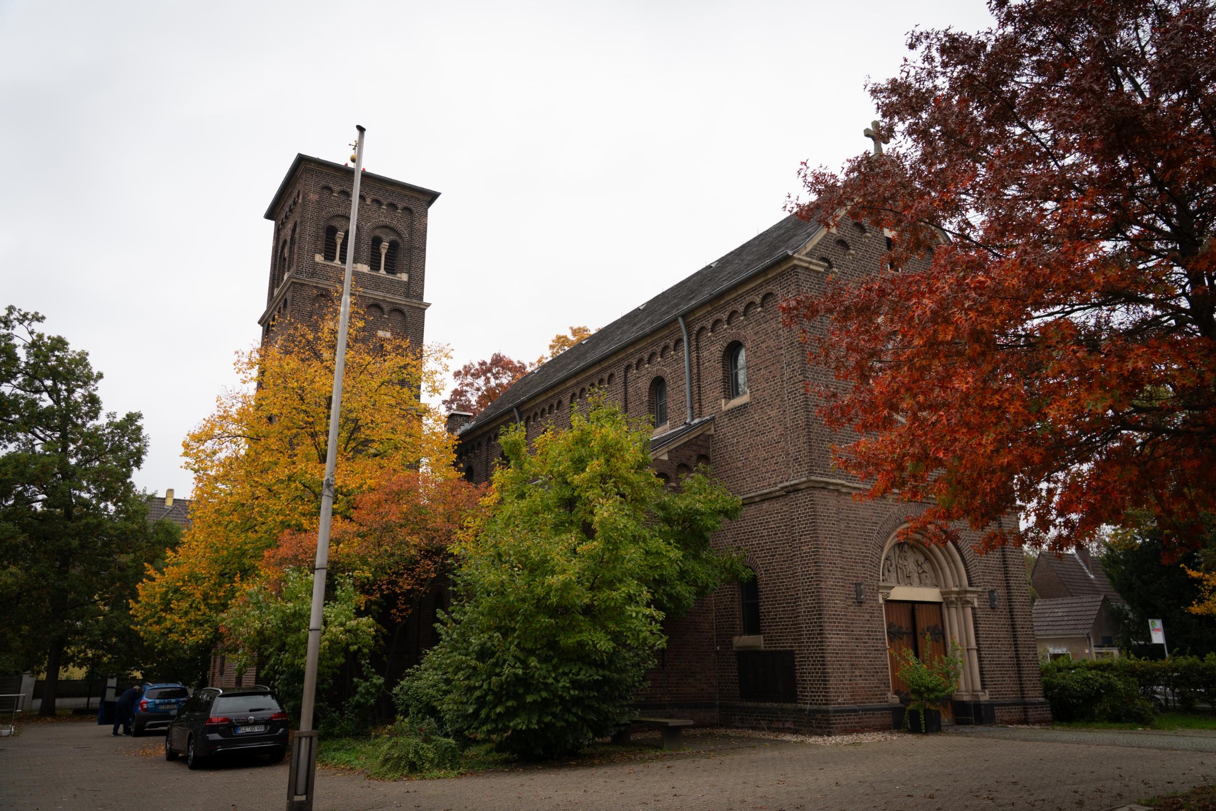 St. Mariä Himmelfahrt von außen vor dem Hauptportal, links an der Seite sieht man den Glockenturm