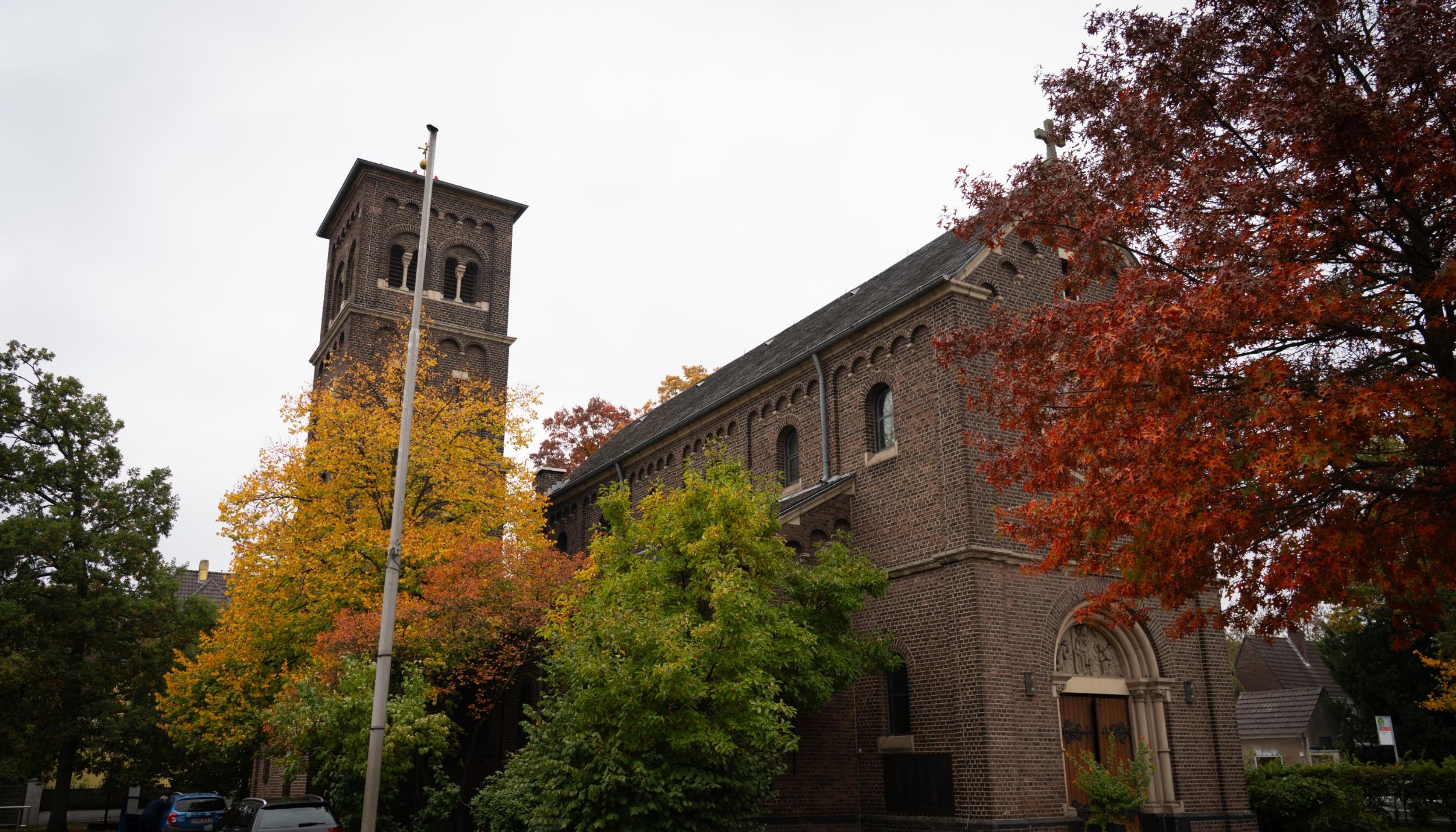 St. Mariä Himmelfahrt von außen vor dem Hauptportal, links an der Seite sieht man den Glockenturm