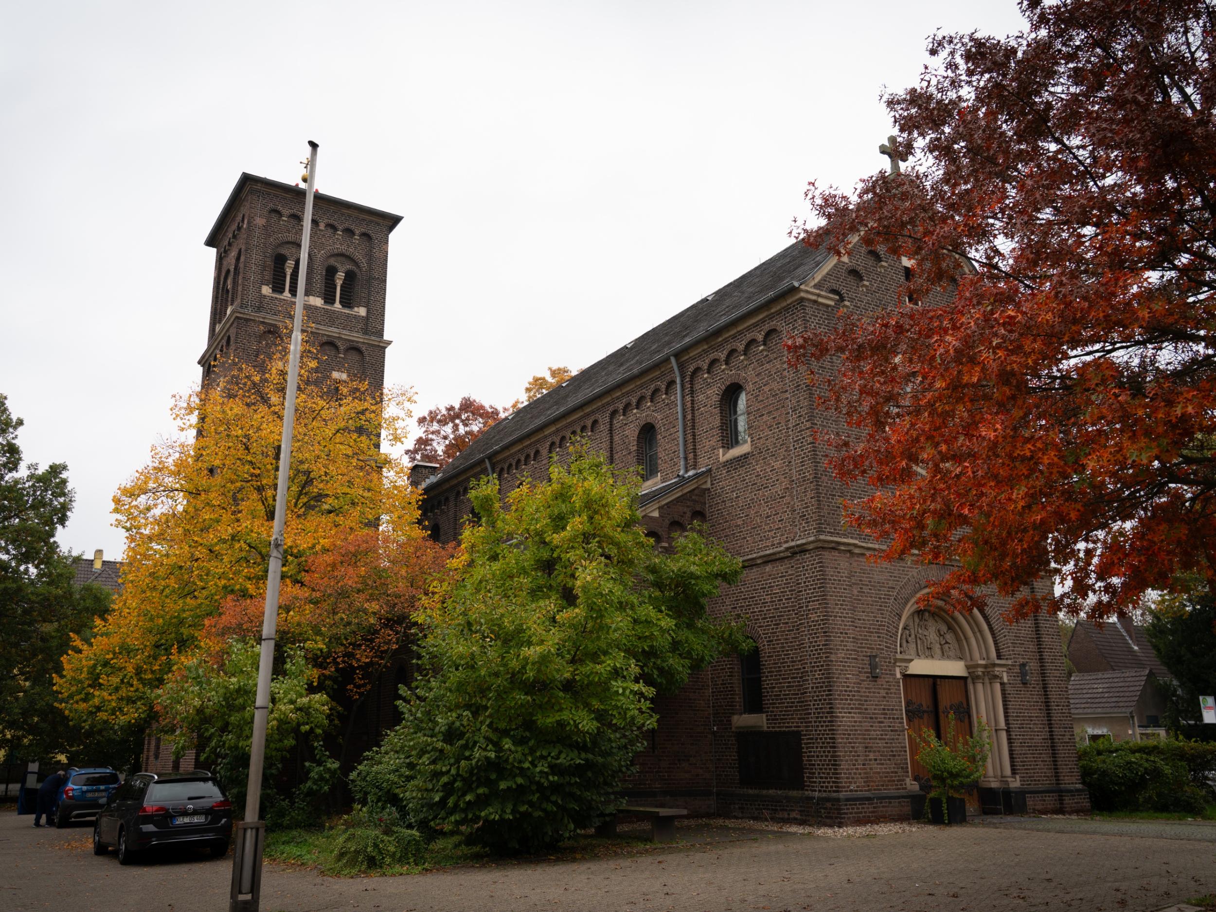 St. Mariä Himmelfahrt von außen vor dem Hauptportal, links an der Seite sieht man den Glockenturm