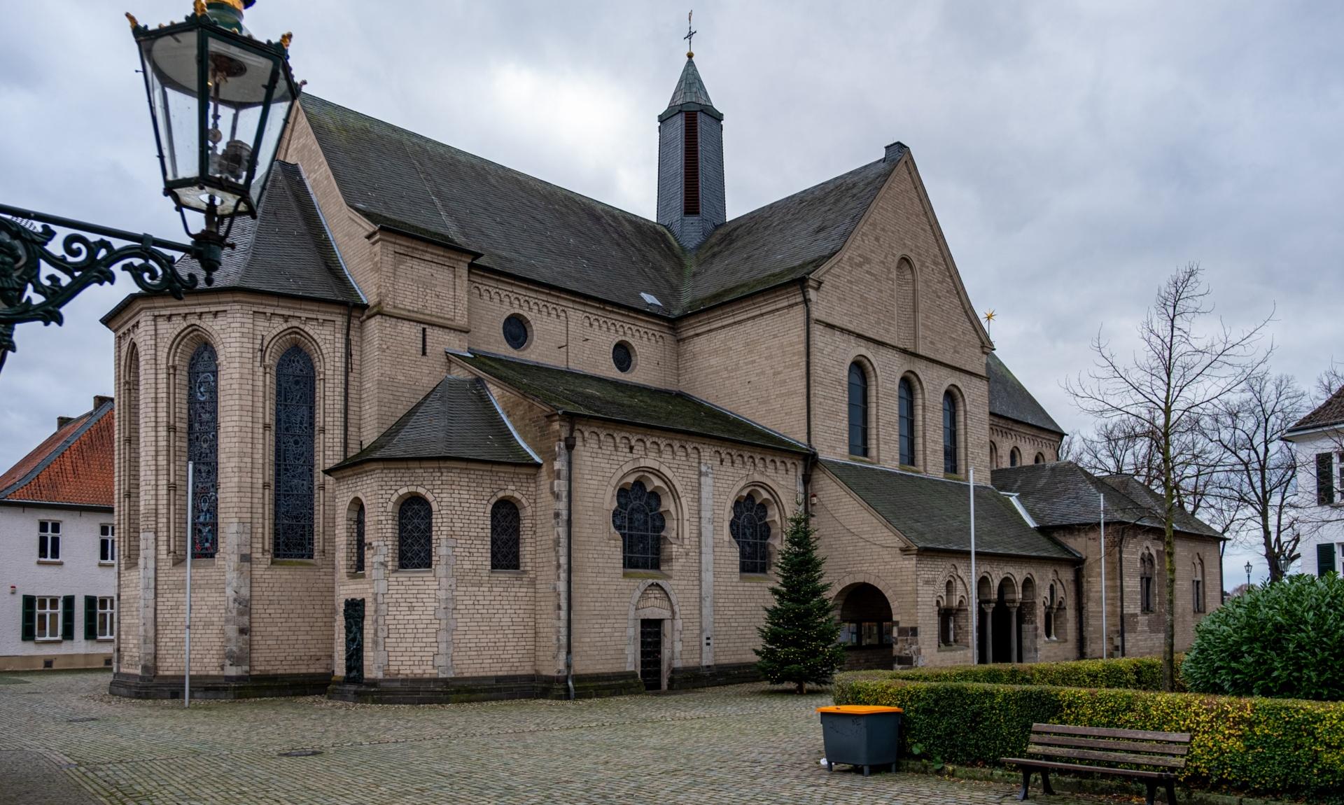 Die BAsilika St. Suitbertus von außen