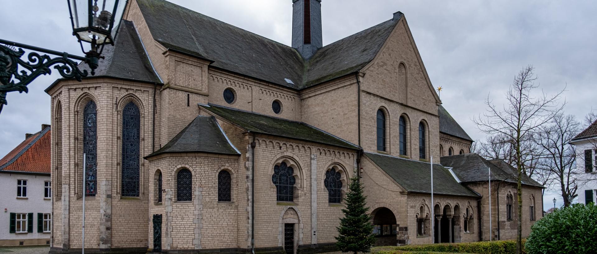 Die BAsilika St. Suitbertus von außen