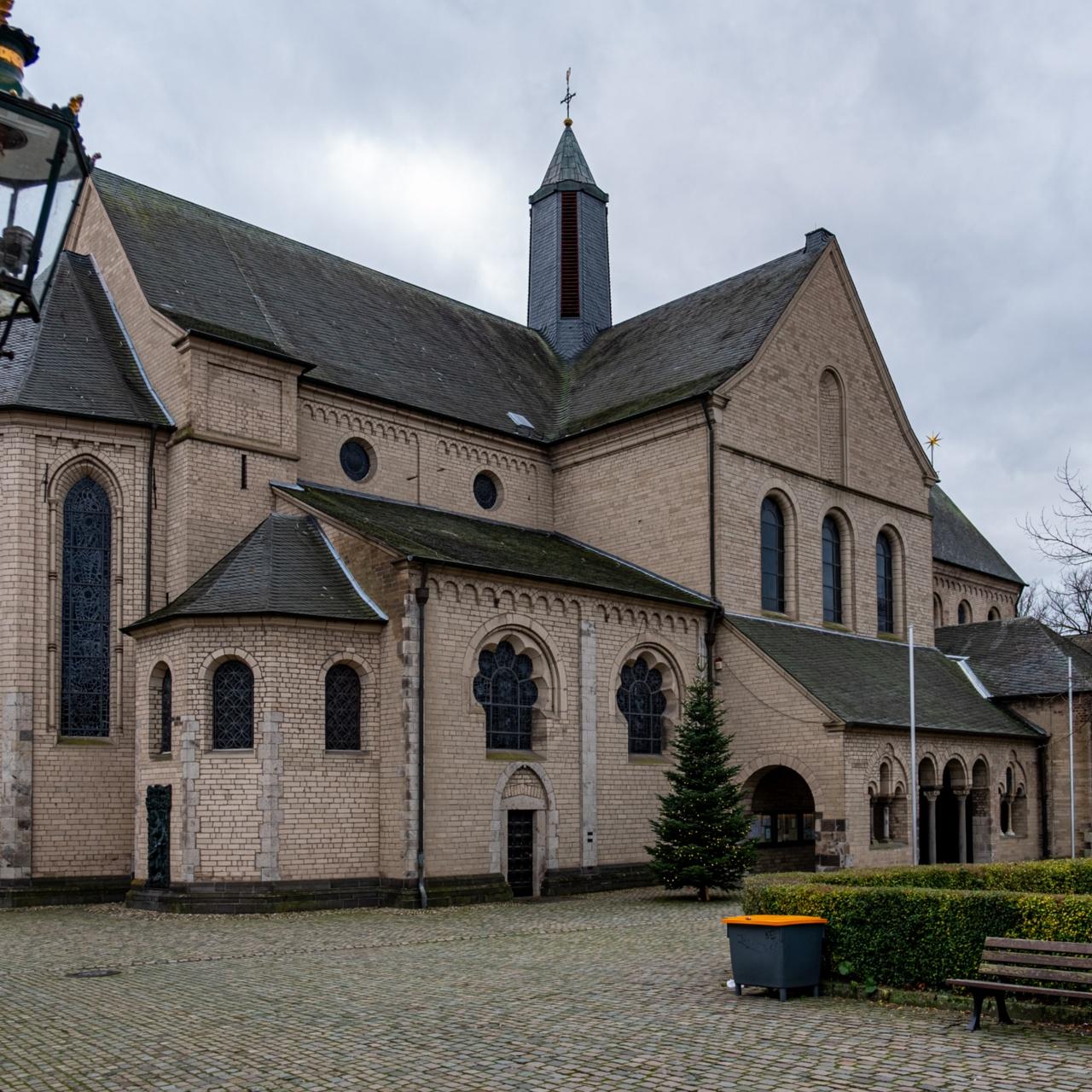 Die BAsilika St. Suitbertus von außen