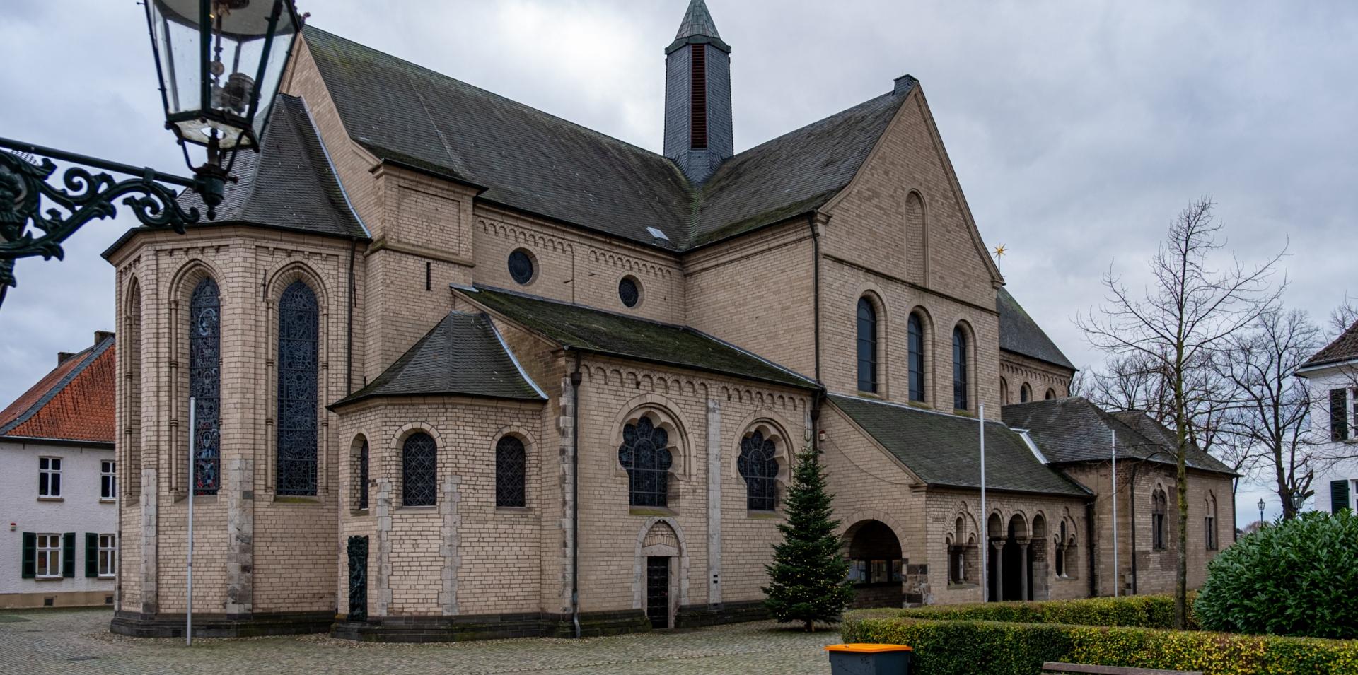 Die BAsilika St. Suitbertus von außen