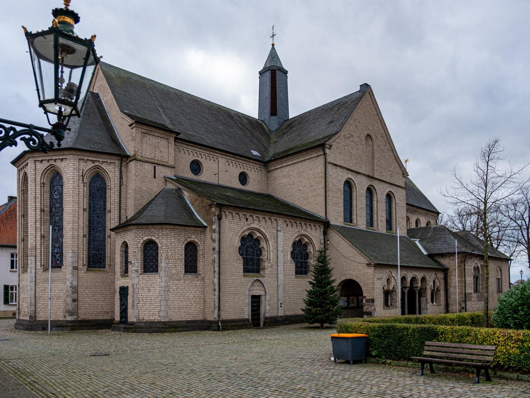 Die BAsilika St. Suitbertus von außen
