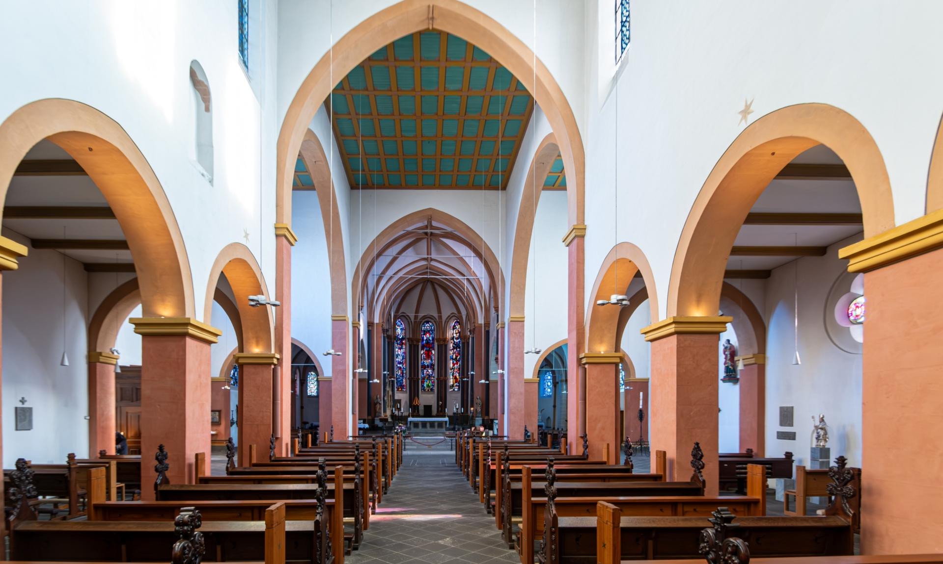 Die Basilka St. Suitbertus von innen