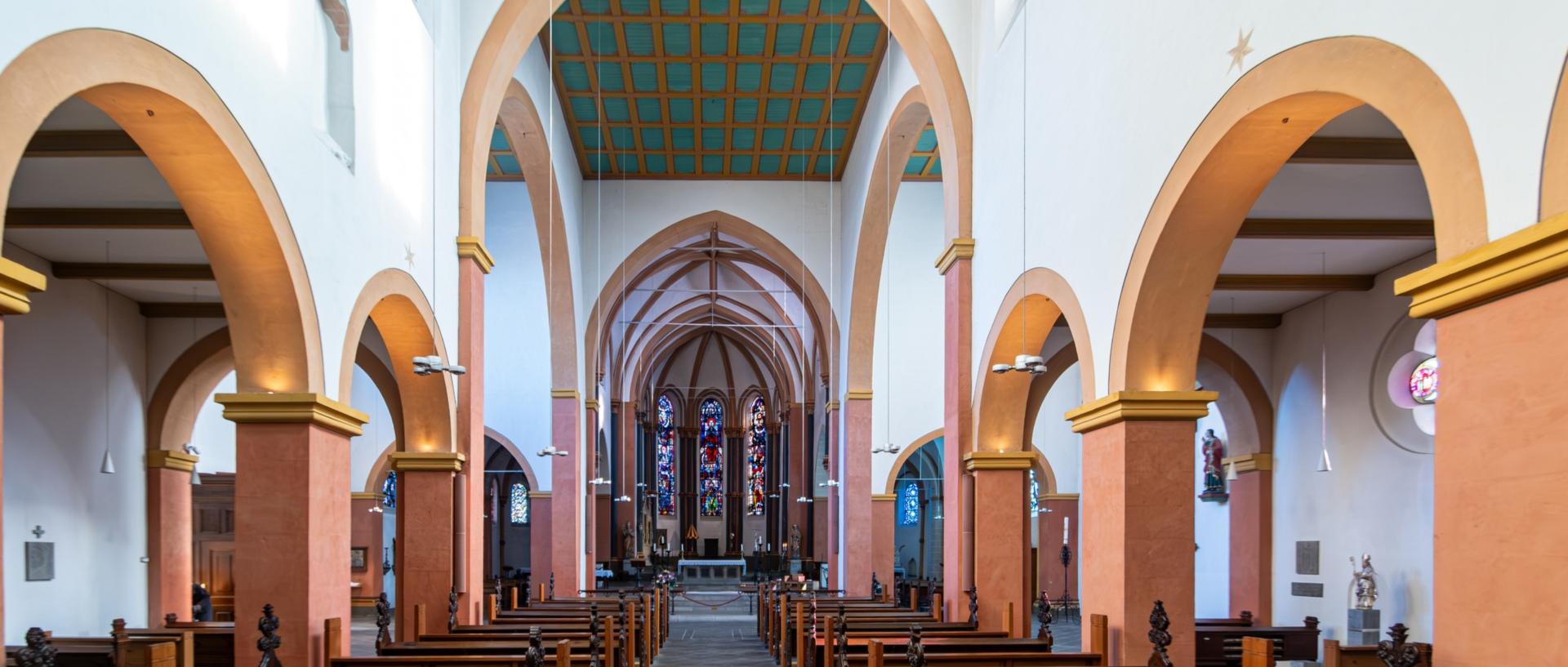 Die Basilka St. Suitbertus von innen