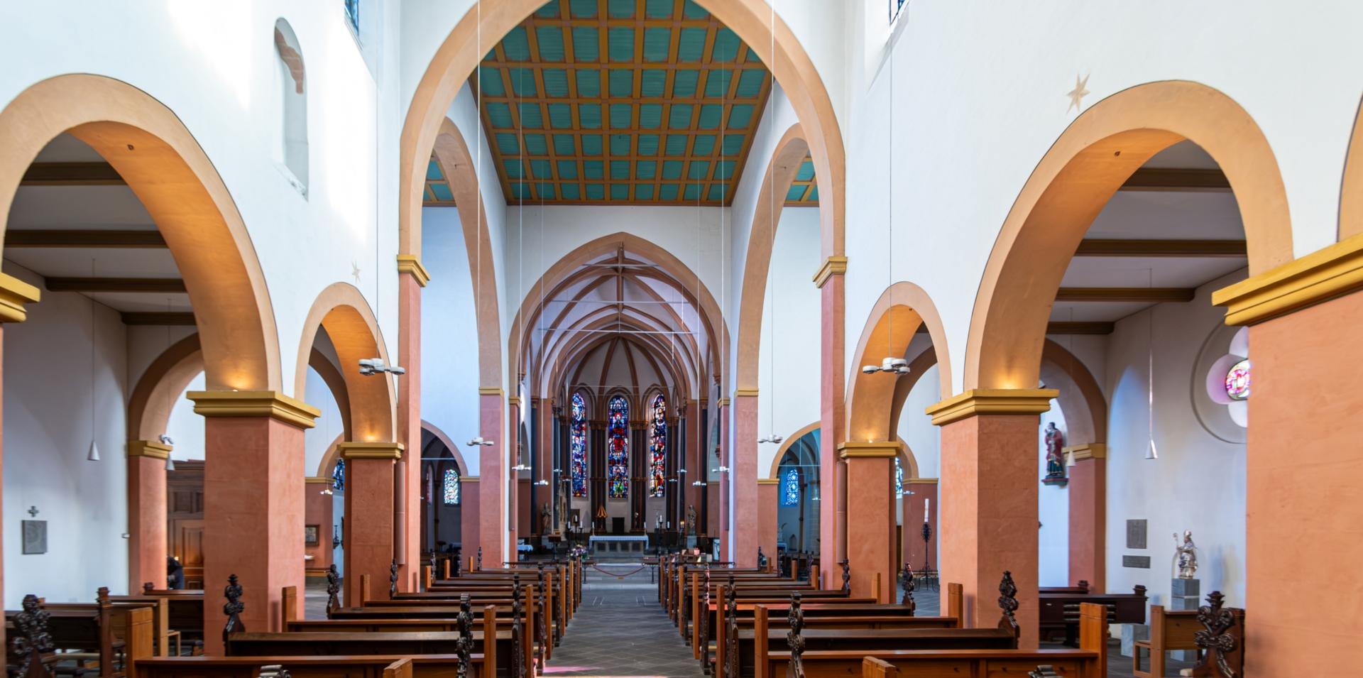 Die Basilka St. Suitbertus von innen