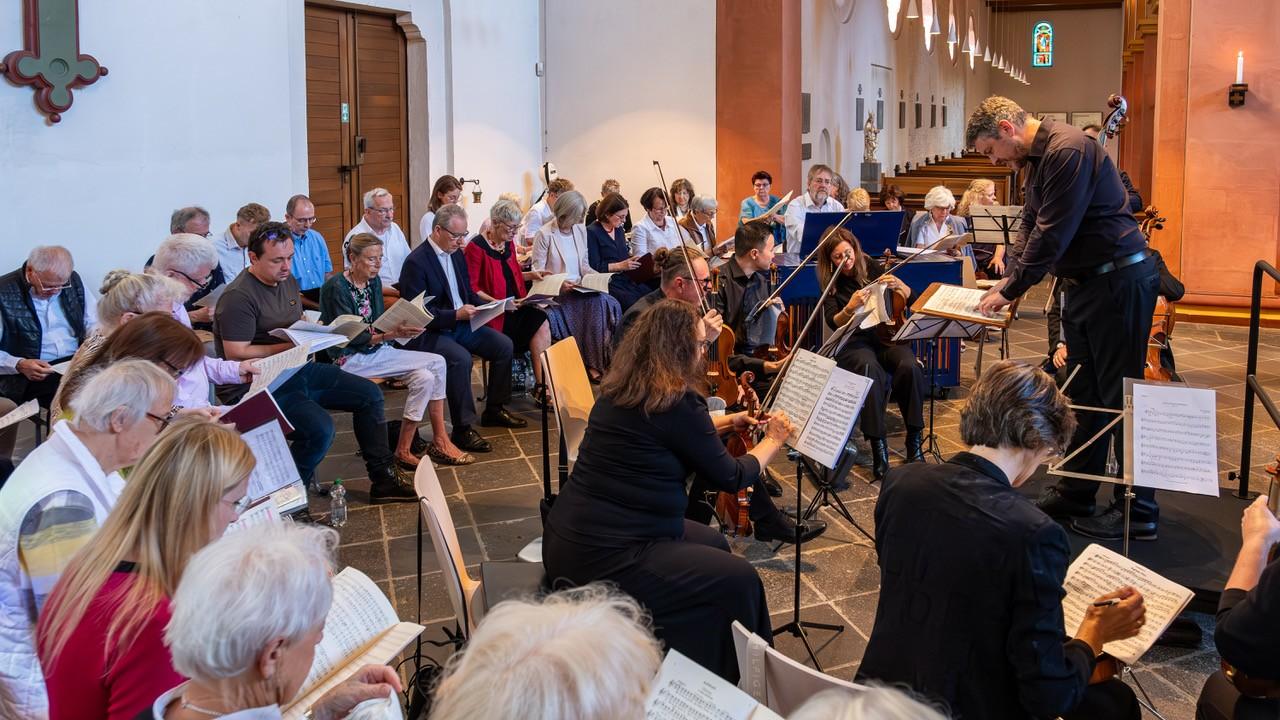 der Freundeskreis singt zusammen in der Kirche