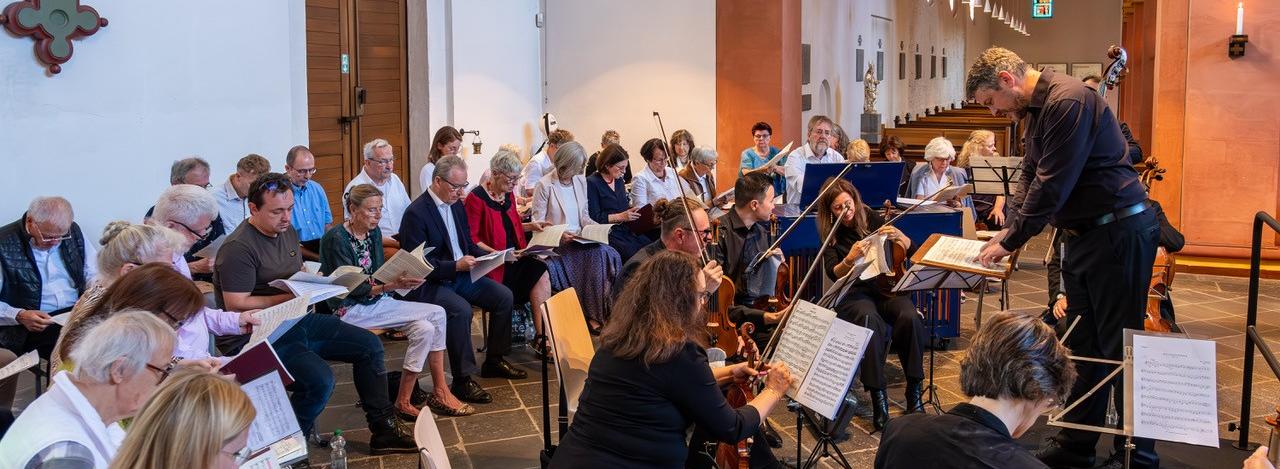 der Freundeskreis singt zusammen in der Kirche