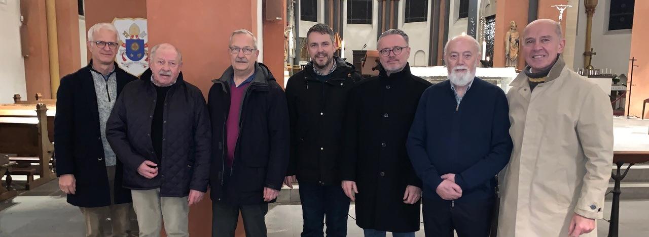 In der Basilika singt der Chor