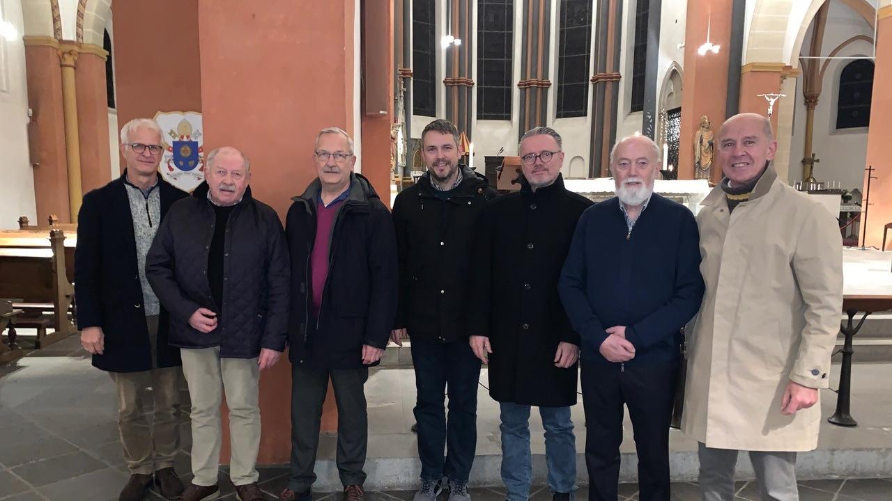 In der Basilika singt der Chor