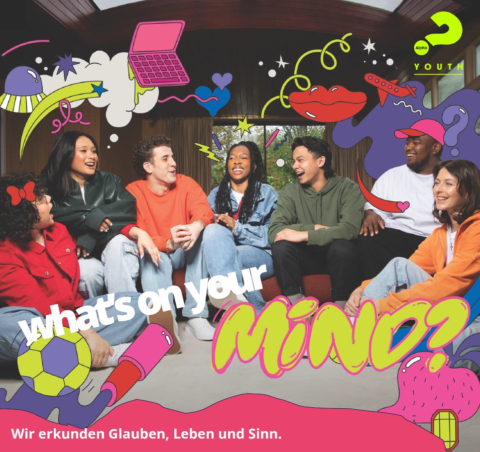 Eine Gruppe Jugendlicher sitzen in lustiger Runde zusammen