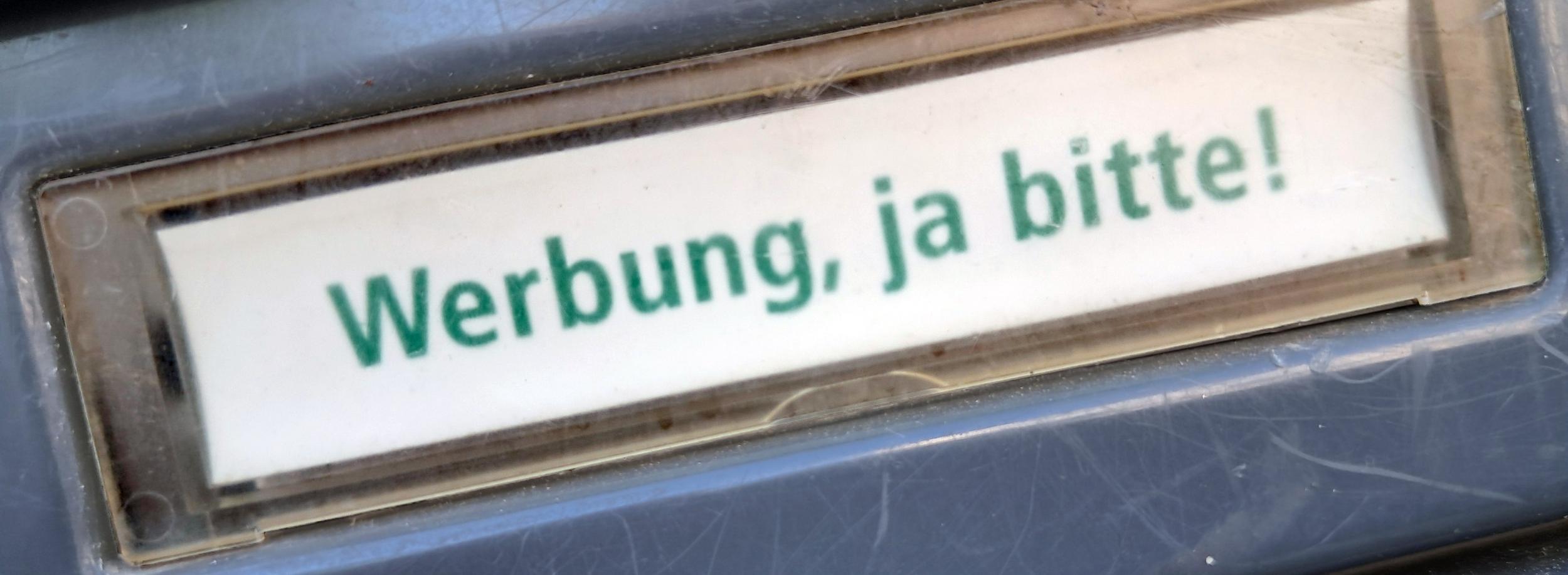Hier sehen sie eine Klingelschild mit dem Aufdruck: Werbung, ja bitte