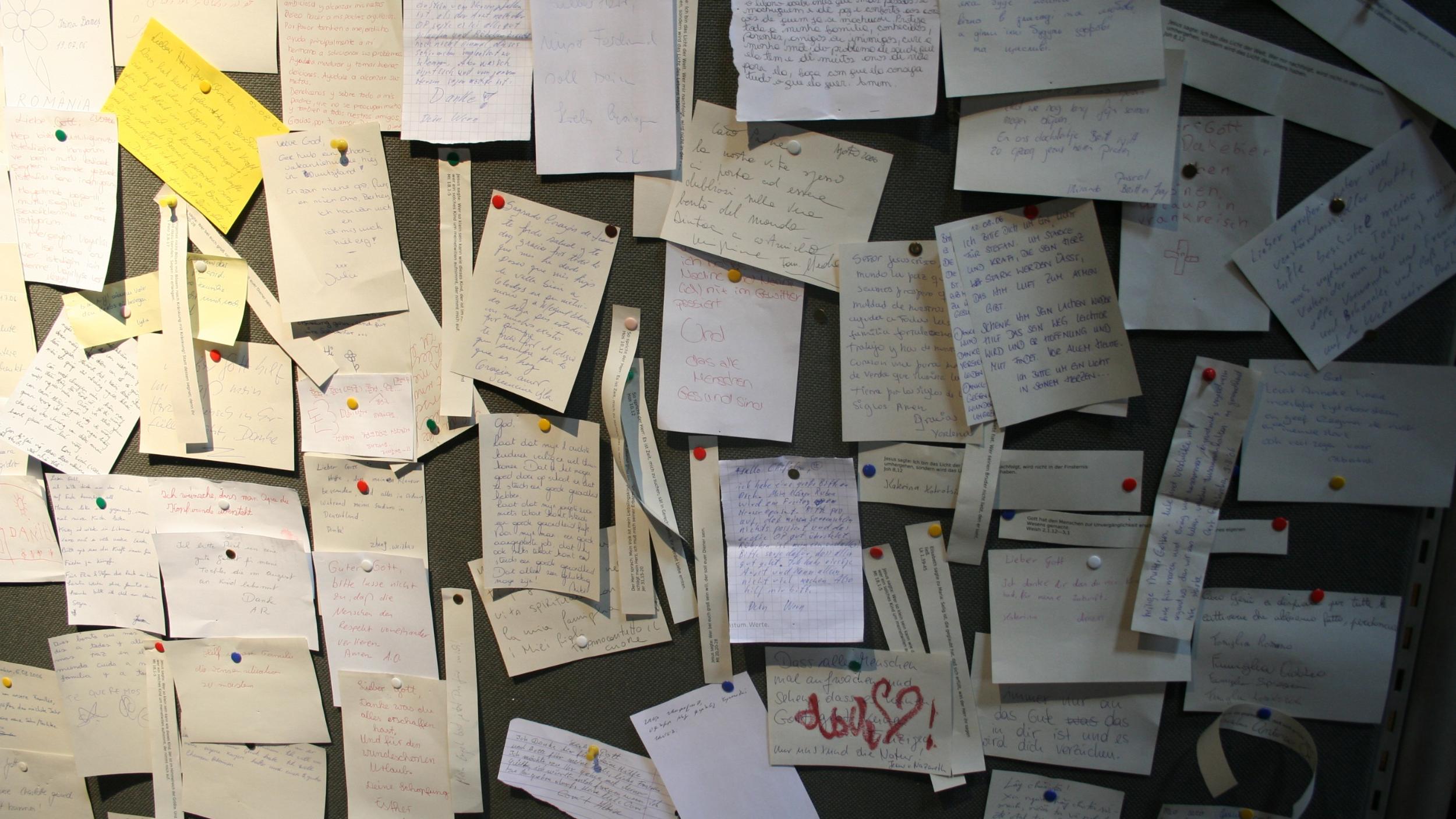 Eine Pinnwand mit vielen gelben Post-its