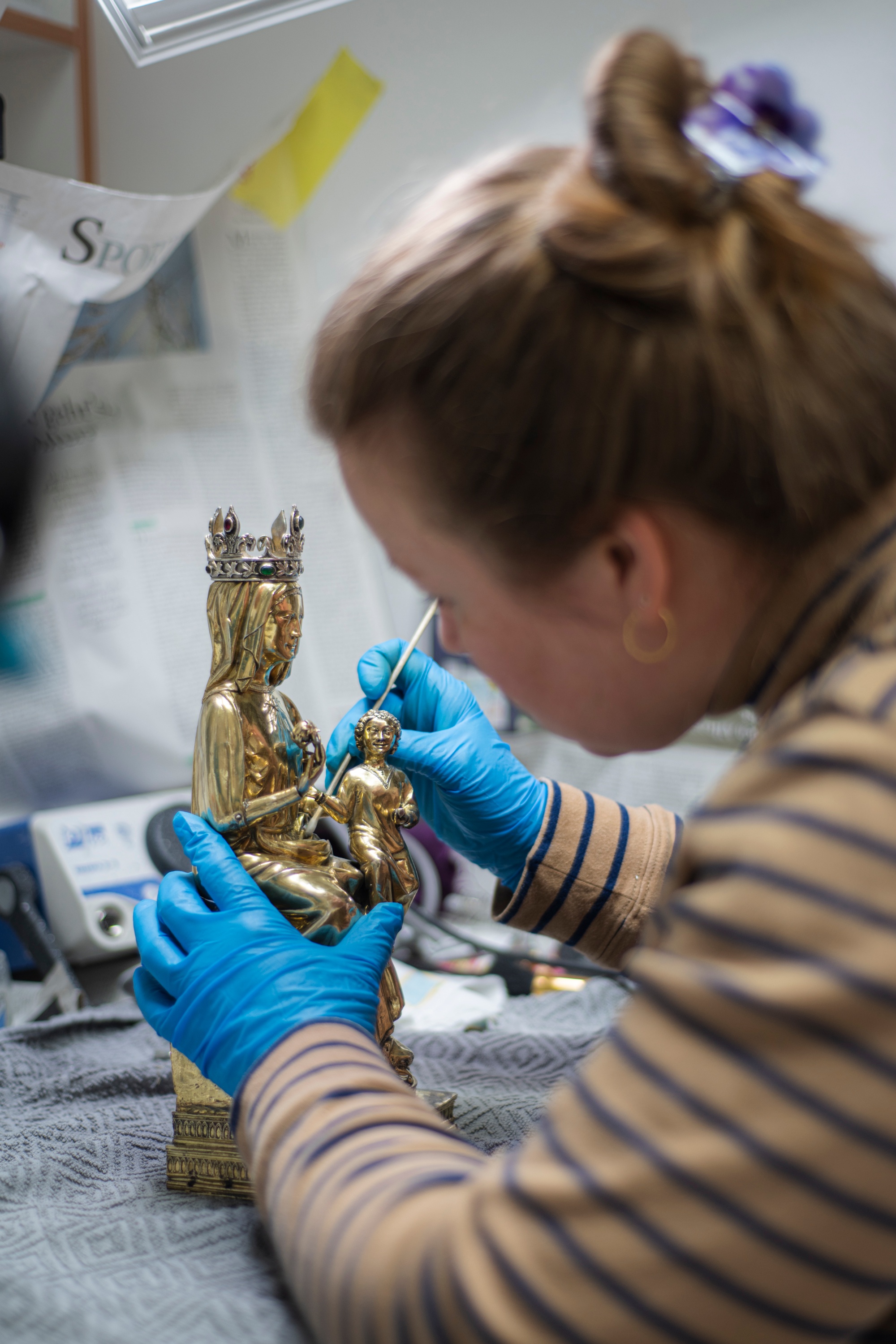 Restauratorin bei der Arbeit