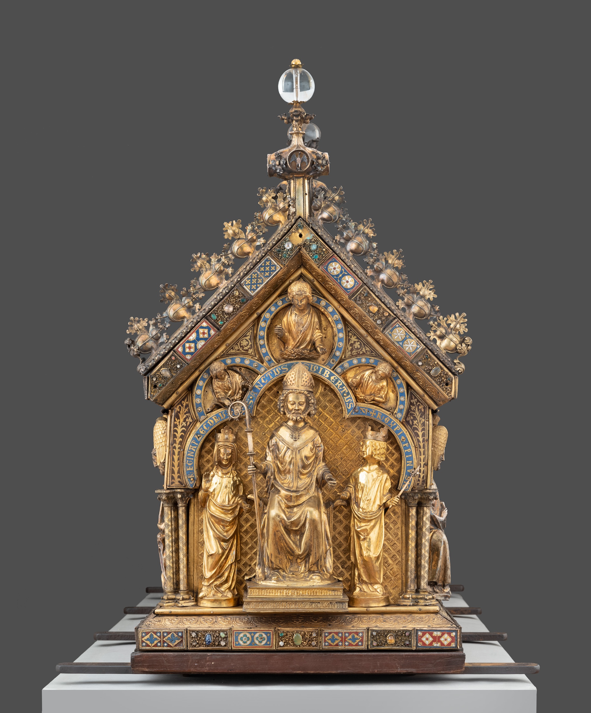 Seitenansicht der Stirnseite des Suitbwertusschreins