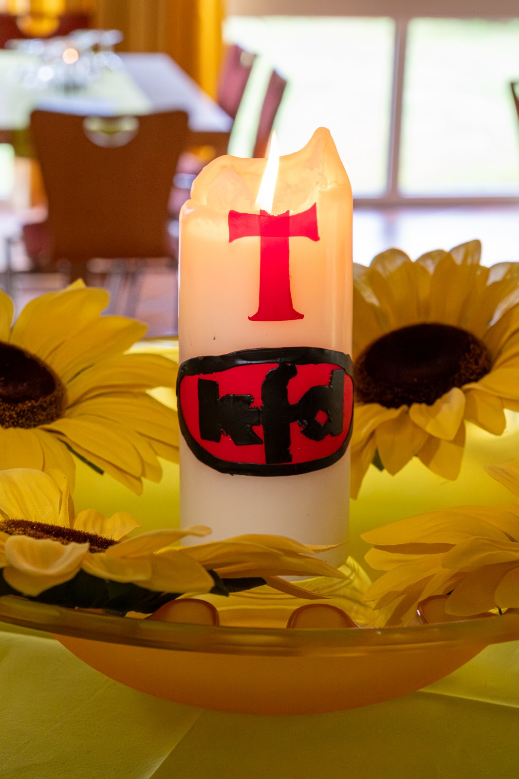 Weiße Kerze mit Kfd Logo