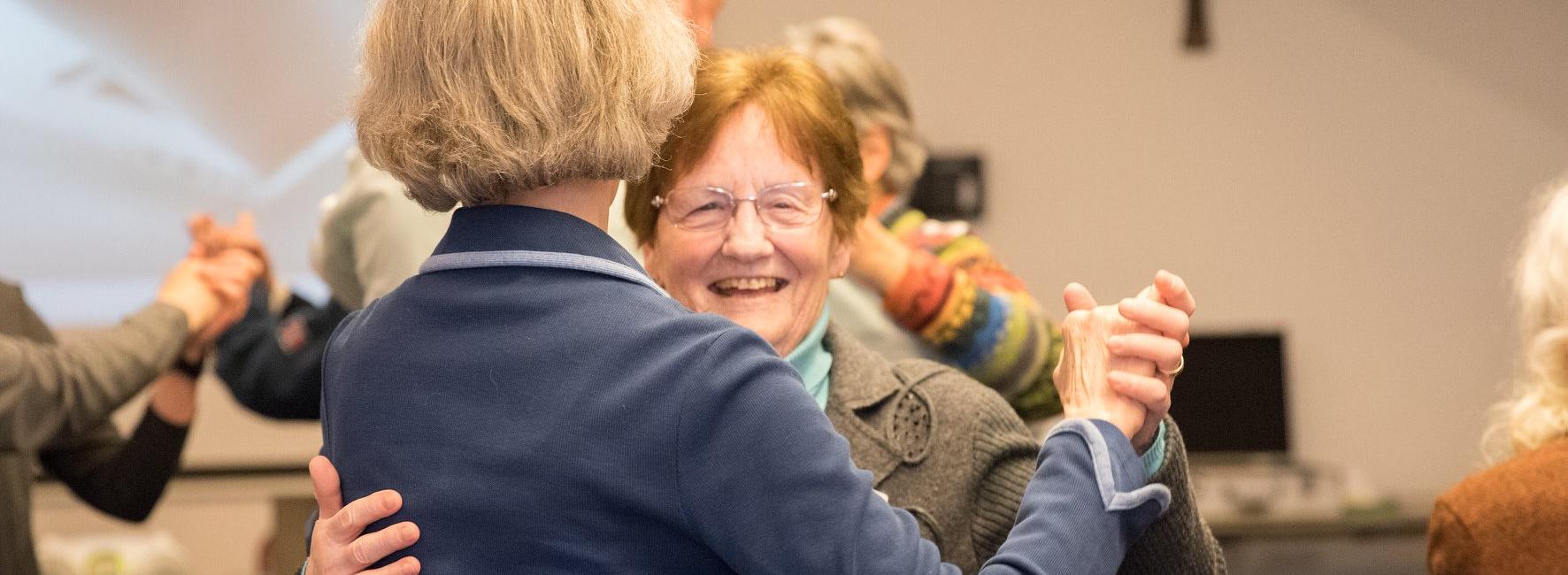 Sie sehen fröhliche tanzende Menschen